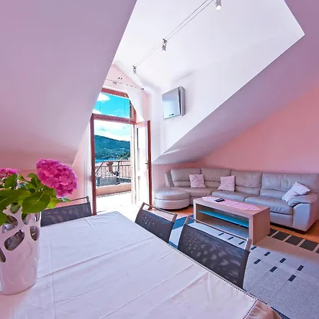 Apartment Ana 2 *